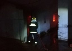 Vídeo: Bombeiros combatem incêndio em depósito no centro de Patos de Minas