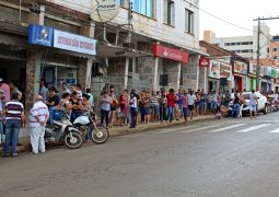 Problema mensal: São-Gotardenses enfrentam filas gigantes em Loterias da cidade
