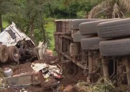 Caminhão que seguia de São Gotardo para o Maranhão capota e motorista morre, próximo a Uberlândia