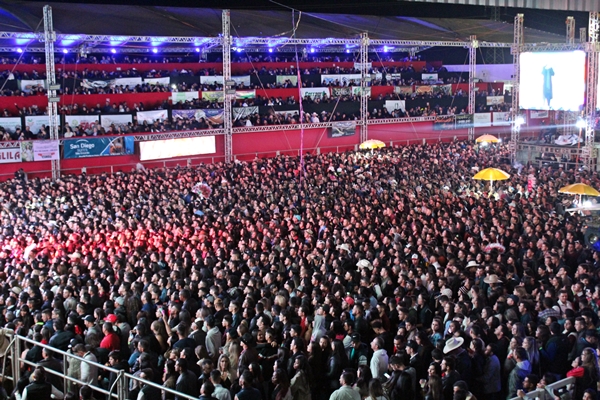 Multidão aguardando o show de Gusttavo Lima (Foto: SG AGORA)