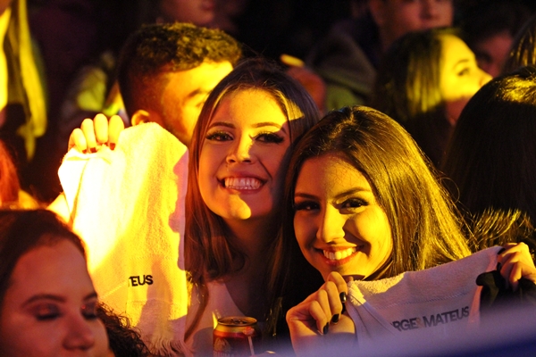 Fãs no show da dupla Jorge e Mateus (Foto: SG AGORA)