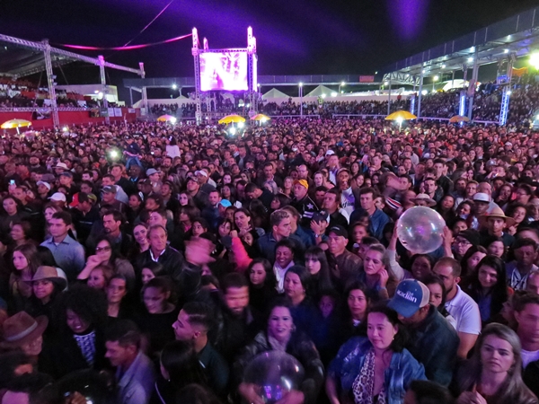 Multidão lotou o Parque de Exposições de São Gotardo (Foto: SG AGORA)