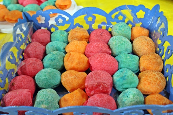 Pães de queijo coloridos chamaram a atenção (Foto: SG AGORA)