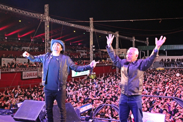 Tamio Sekita e Mano Walter no palco da FENACEN 2019 (Foto: SG AGORA)