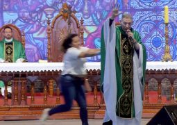 Mulher empurra Padre Marcelo Rossi de altar durante missa; veja vídeo