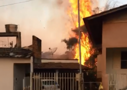 Incêndio próximo ao perímetro urbano de São Gotardo quase atinge casas e comércios da cidade