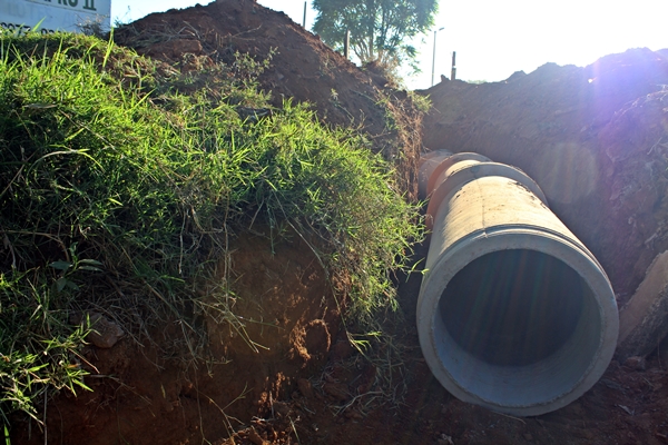 Manilhas foram colocadas dentro da propriedade irregularmente (Foto: SG AGORA)