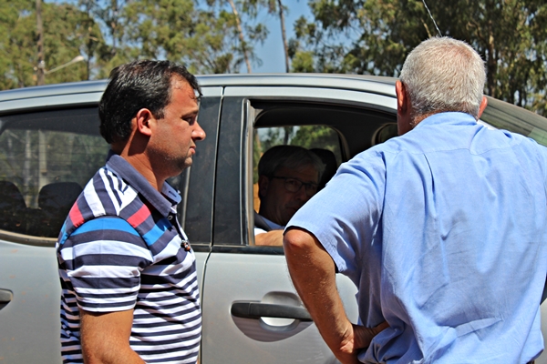 Prefeito do Rio Paranaíba compareceu ao local e concordo com a proprietária do terreno (Foto: SG AGORA)