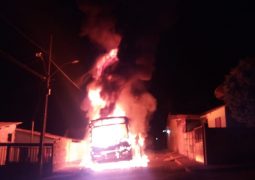 Criminoso: Ônibus é incendiado no bairro Lírios do Campo em São Gotardo