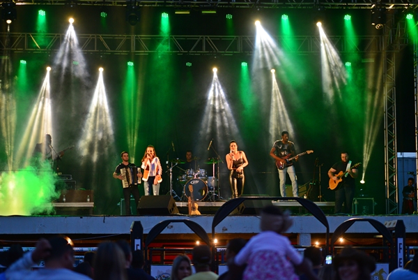 Dupla sertaneja cantou no palco da FENACEN 2018 (Foto: SG AGORA)