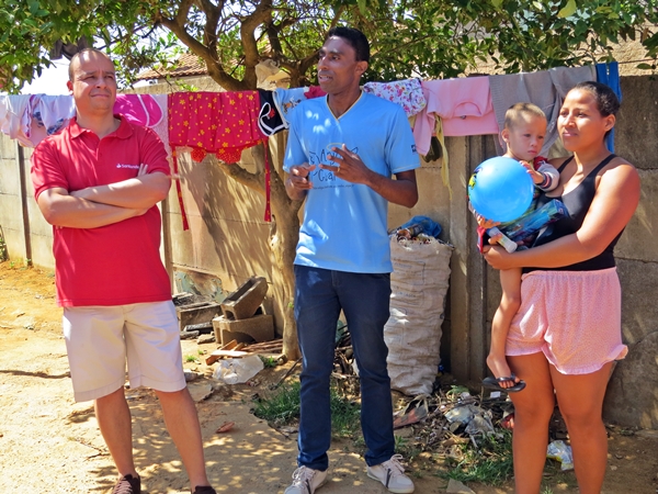 Famílias recebendo as doações (Foto: SG AGORA)