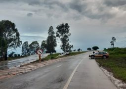 Veículo de São Gotardo aquaplana, roda na pista e bate em barranco da BR-354