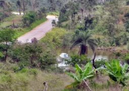 Na BR-354 em São Gotardo, veículo aquaplana e cai dentro de lagoa às margens da rodovia