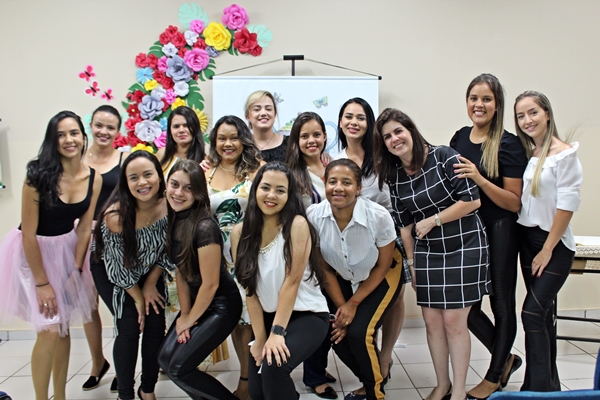 Alunas do sexto período e Coordenadora do Curso de Pedagogia (Foto: SG AGORA)