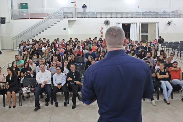 Alunos ficaram atentos a palestra do Autor e Ex-Procurador da Justiça Rogério Greco (Foto: SG AGORA)