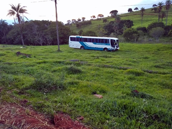 Ônibus seguia sentido Tiros/São Gotardo (Foto: Tirense Notícias)