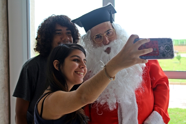 Alunos foram surpreendidos com a visita do Papai Noel (Foto: SG AGORA)