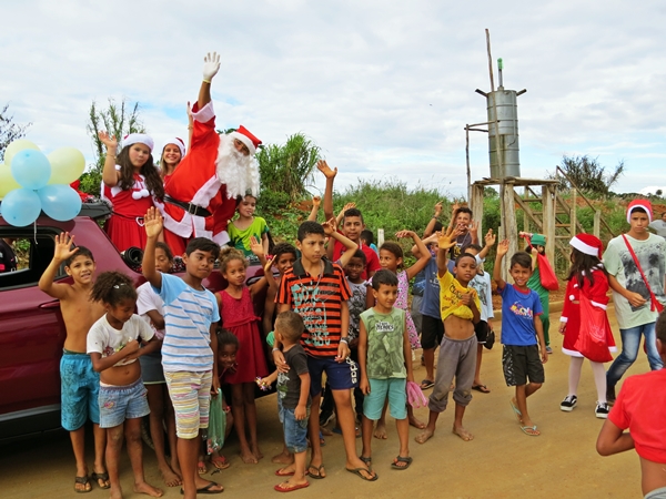 Crianças de Guarda dos Ferreiros aproveitaram a visita do Papai Noel (Foto: SG AGORA)