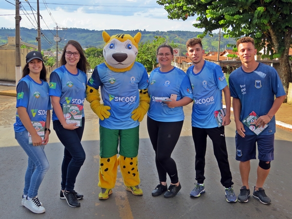 Mascote e Wiki e equipe organizadora da Copinha (Foto: SG AGORA)