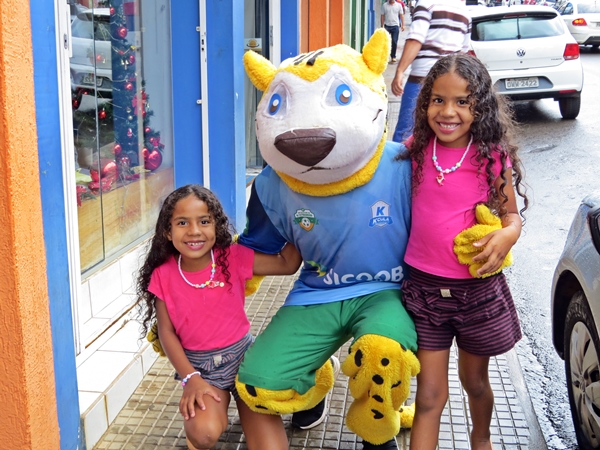 Crianças aproveitaram para tirarem fotos com o Mascote da Copinha (Foto: SG AGORA)