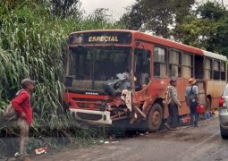 Motorista de carreta tenta fazer ultrapassagem, colide em ônibus de São Gotardo e provoca acidente na MG-230