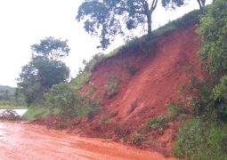 Chuva constante provoca desabamento na MG-235 em São Gotardo. Pista já foi liberada