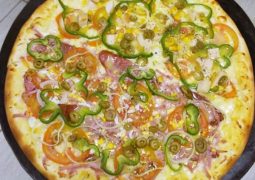 “Hoje é Dia de Pizza Bebê”! Compre uma pizza grande ou tamanho família e ganhe um refrigerante Kuat na Pizzaria Dias!