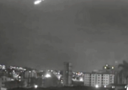 Câmera de Canal de TV de Patos de Minas registra possível explosão de meteoro no céu. Estrondo também foi ouvido em São Gotardo