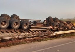 Conjunto Veicular capota e motorista morre na BR-354