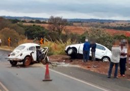 ATUALIZADA: Três pessoas morrem em grave acidente envolvendo veículos de passeio na BR-354 em São Gotardo