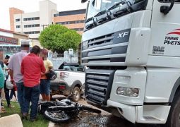 Motorista passa mal e carreta invade Praça no Centro de São Gotardo