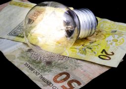 Conta de luz tem nova taxa extra de cobrança adicionada em todo Brasil