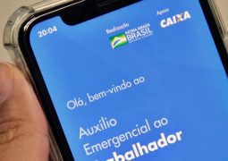 Governo vai cobrar por SMS pessoas que receberam Auxílio Emergencial indevidamente