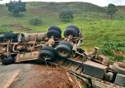 ATUALIZADA: Carreta não consegue fazer curva e cai em perigosa ponte da MG-235 em São Gotardo. Motorista acaba preso por embriaguez
