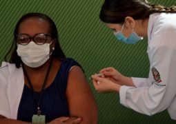 Anvisa aprova uso emergencial de vacinas contra o Covid-19 no Brasil e enfermeira é primeira a ser vacinada