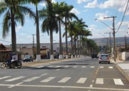 Dupla em moto rouba malote com dinheiro em frente a banco no Centro de Ibiá