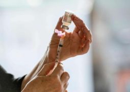 Sem esperar Ministério da Saúde, MG garantiu seringa para 90% da população