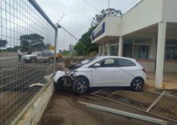 Jovem embriagado perde o controle do carro e bate no grupamento da PM na BR-354