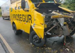 Batida entre carreta e carro forte deixa três pessoas feridas na BR-354, em Lagoa Formosa