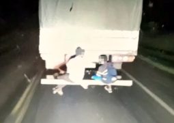 Flagrante: Vídeo mostra dois homens em para-choque de carreta na BR-354 em São Gotardo