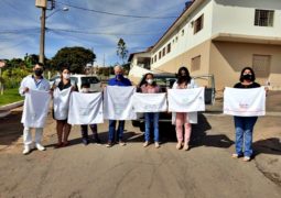 Rotarianas do Rotary Club São Gotardo realizam a doação de toalhas e utensílios de higiene para o Lar do Idoso