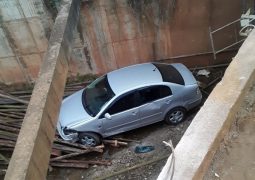 Veículo cai em ponte em curva do Balneário em São Gotardo