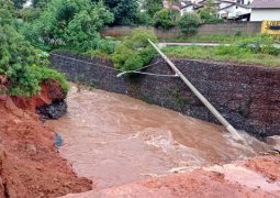 Constante chuva provoca desmoronamento de ponte em São Gotardo