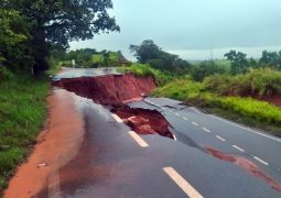 CHUVA: Cratera se abre na LMG-743 entre Carmo do Paranaíba e Quintinos. Veja quais rodovias de nossa região estão interditadas