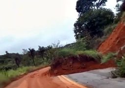 CHUVA: Trecho da MG-235 entre São Gotardo e Matutina sofre novo deslizamento de barranco e árvores