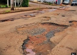 De quem é a culpa? Motoristas voltam a sofrer com ruas esburacadas em São Gotardo