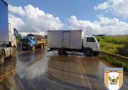 Pista molhada e imprudência causam engavetamento de veículos de cargas na BR-354 em Guarda dos Ferreiros