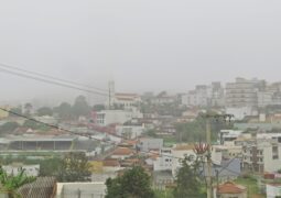 “Sango-Nuvem”? São Gotardo amanhece coberta por neblina