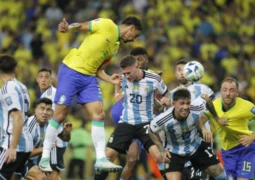 Brasil vai mal no Maracanã lotado e perde para a Argentina pelas Eliminatórias