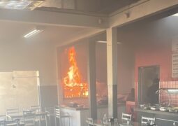 Problema em exaustores causa acúmulo de fumaça em churrasqueira de restaurante na rodovia de São Gotardo